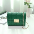 Borsa a tracolla quadrata verde trapuntata con catena dorata e chiusura a incastro - Verde