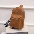 Sac bandoulière en similicuir marron matelassé avec sangle lettrée et poche zippée avant - Marron