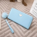 Portefeuille long en cuir verni bleu clair avec papillon et bracelet pompon - Bleu