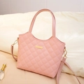 Gesteppte hellrosa Tote Bag mit goldenen Metalldetails und abnehmbarem Schultergurt - Rosa
