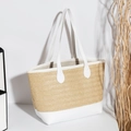 Große Stroh-Tote-Tasche mit weißen Lederriemen und Akzenten im minimalistischen Design - Weiß