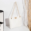 Sac bandoulière matelassé blanc avec chaîne dorée et fermoir métallique minimaliste - Blanc