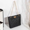 Petit sac seau matelassé noir avec surpiqûres triangulaires et chaîne dorée - Noir