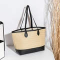 Große Shopper-Tasche aus beigem Stroh mit schwarzem Lederbesatz und Trageriemen - Schwarz