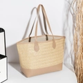 Stroh-Stofftasche mit beigefarbener Webstruktur und hellbraunem Kunstlederbesatz - Khaki