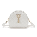 Witte halfronde crossbodytas met ruitstiksels en een hanger van kattenoorparels - Wit