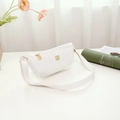 Marsupio bianco a mezzaluna con trama a righe verticali e finiture metalliche oro - Bianco