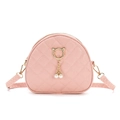 Roze gewatteerde crossbodytas met gouden kattengesp en parel accenten - Roze