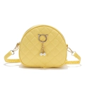 Gele gewatteerde crossbodytas met gouden kattenoorring en parelhangers van PU-leer - Geel