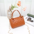Sac bandoulière matelassé orange avec bandoulière chaîne dorée et poignées - Marron