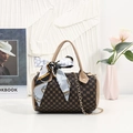 Sac Boston marron avec motif vintage, détail foulard en soie et chaîne dorée - Kaki