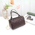 Sac Boston matelassé marron foncé avec motif losanges et bandoulière chaîne dorée - Café
