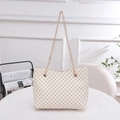 Borsa a secchiello bianca da donna con motivo a cerchi dorati e tracolla a catena - Bianco