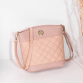 Roze gewatteerde bucketbag met gouden gesp en verstelbare dunne schouderband - Roze
