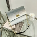 Elegante borsa a tracolla trapuntata sfumata blu e bianca con catena dorata - Sfumatura 5