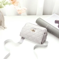 Sac banane gris clair pour femme avec motif matelassé et fermoir rotatif doré - Gris