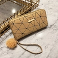 Khaki Geldbörse mit geometrischem Muster, Goldleiste und braunem Kunstfell-Anhänger - Khaki