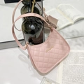 Elegante rosa gesteppte Hobo-Schultertasche mit goldenem Metall-Logo im schlichten Look - Rosa