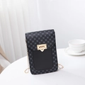 Mini borsa per cellulare nera e grigia con stampa geometrica e catena dorata - Nero