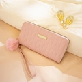 Portefeuille long rose pour femme avec surpiqûres en V et breloque pompon doux - Rose