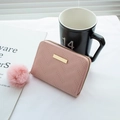 Rosa gesteppte Mini-Geldbörse mit V-Muster-Nähten und flauschigem Bommel-Anhänger - Rosa