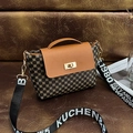 Sac seau rétro à monogramme géométrique, rabat en cuir marron et large bandoulière - Marron Imprimé
