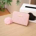 Portamonete rosa trapuntato a rombi per donna con pompon di peluche e placca metallica - Rosa