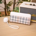 Portafoglio lungo da donna a scacchi con finiture in ecopelle bianca e pompon decorativo - Bianco