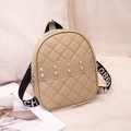 Gesteppter Mini-Rucksack in Beige mit goldenen Nieten und gewebten Schultergurten - Aprikose