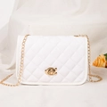 Borsa a tracolla trapuntata bianca con chiusura a C dorata e catena in metallo - Bianco