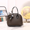 Bruine schelp tas met vintage print en decoratieve zijden sjaal aan zwart handvat - Zwart