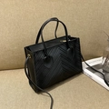 Elegante borsa tote in ecopelle nera con trapuntatura a V e cerniera in metallo dorato - Nero Stile 1