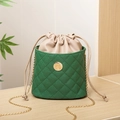 Elegante smaragdgrüne Stepp-Beuteltasche mit beigem Kordelzug und goldener Kette - Grün