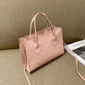 Borsa rosa in ecopelle con trapuntatura a spina di pesce e tracolla sottile - Rosa