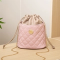 Rosa gesteppte Beuteltasche mit goldener Kette und Kordelzug-Verschluss für Damen - Rosa