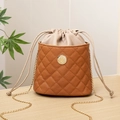 Braune gesteppte Beuteltasche mit beigem Kordelzugfutter und goldener Kette - Orange