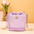 Sac seau violet brodé avec matelassage en V et bandoulière chaîne dorée - Violet