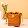 Sac seau marron à surpiqûres en V avec chaîne dorée et cordon de serrage - Marron