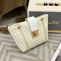 Witte ruitvormige emmertas met geel bloemenpatroon en goudkleurige ketting in lifestyle-stijl - Wit Bloemenprint