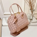 Elegante roze handtas met monogrampatroon, bloemenprint en gouden hardware - Roze