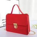 Borsa a mano rossa trapuntata a V con chiusura in metallo dorato e tracolla a catena - Rosso
