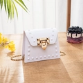 Weiße PVC Jelly-Tasche mit Nieten und goldener Kette auf einem Holztisch - Weiß