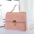 Borsa a tracolla viola rosato con trapuntatura a V e catena in metallo dorato - Rosa