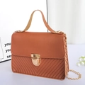 Sac bandoulière marron caramel pour femme avec texture chevron et chaîne dorée - Marron