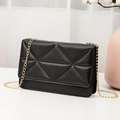 Borsa trapuntata nera moderna con motivo geometrico e catena metallica dorata sottile - Nero