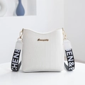 Weiße Bucket Bag mit Krokoprägung, goldenem Logo und breitem gemustertem Riemen - Weiß