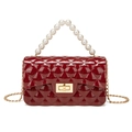 Bordeauxrode jelly crossbodytas met PVC-quiltpatroon en elegant parelhandvat - Rood