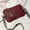 Borsa a tracolla trapuntata bordeaux con cuciture a V e tracolla con scritte LOVE - Marrone Scuro
