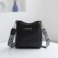 Schicke schwarze Beuteltasche mit Krokodilprägung, Goldlogo und breitem Schultergurt - Schwarz