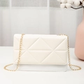 Elegante borsa a tracolla in pelle PU crema con cuciture geometriche e catena dorata - Bianco